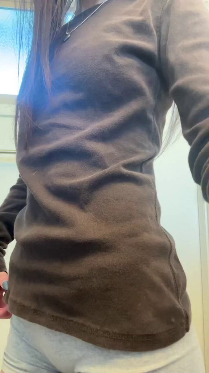 Brunette in a brown long-sleeve shirt and beige shorts posing in a bathroom (@shinniwhite)
