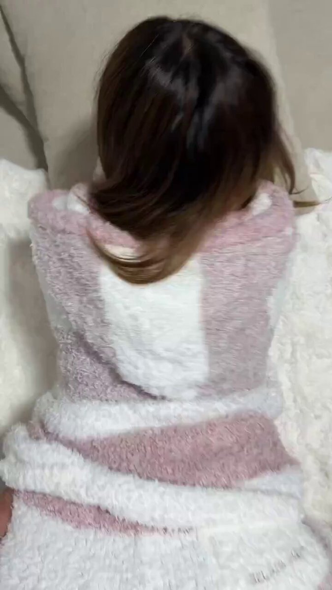 Brunette in a pink and white fuzzy hoodie from behind (@o5808987957665)