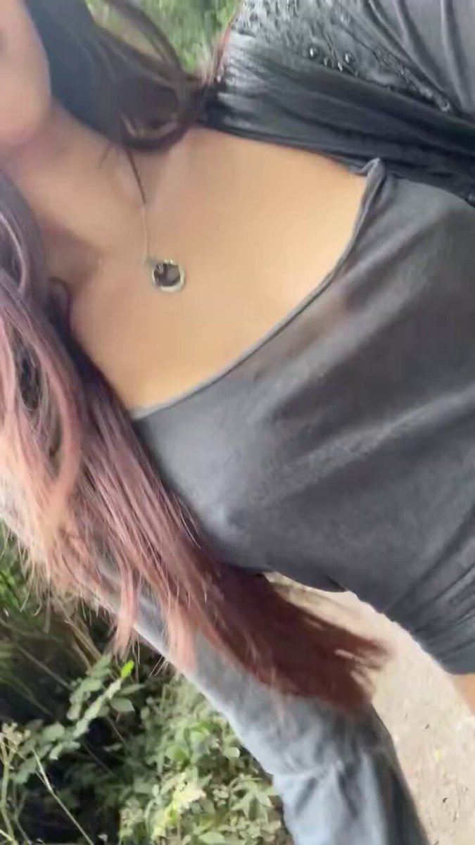 Brunette in a black top pulling it down outdoors (@1gxeqigvaKanon)