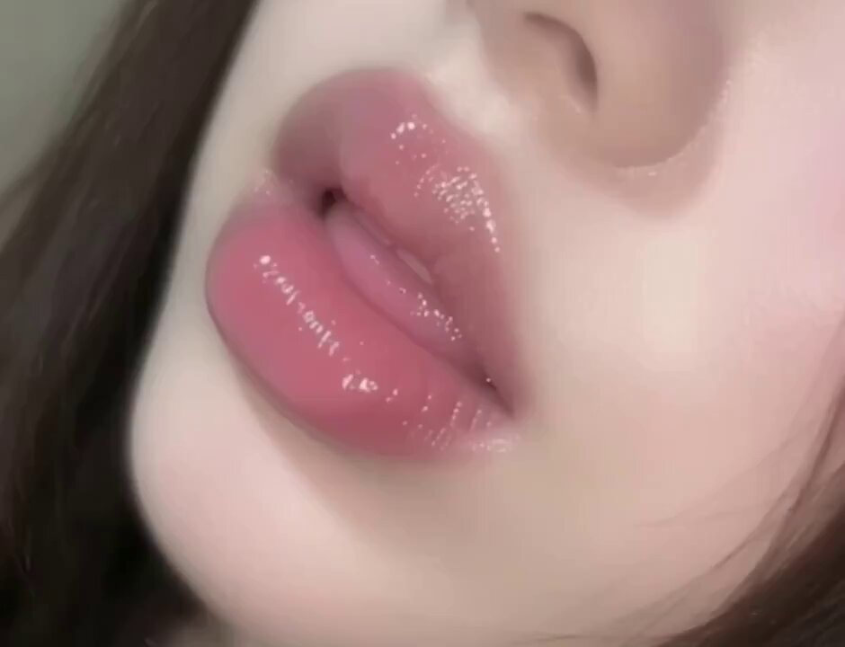 Close-up of glossy pink lips with tongue out (@DannyGranuuk)