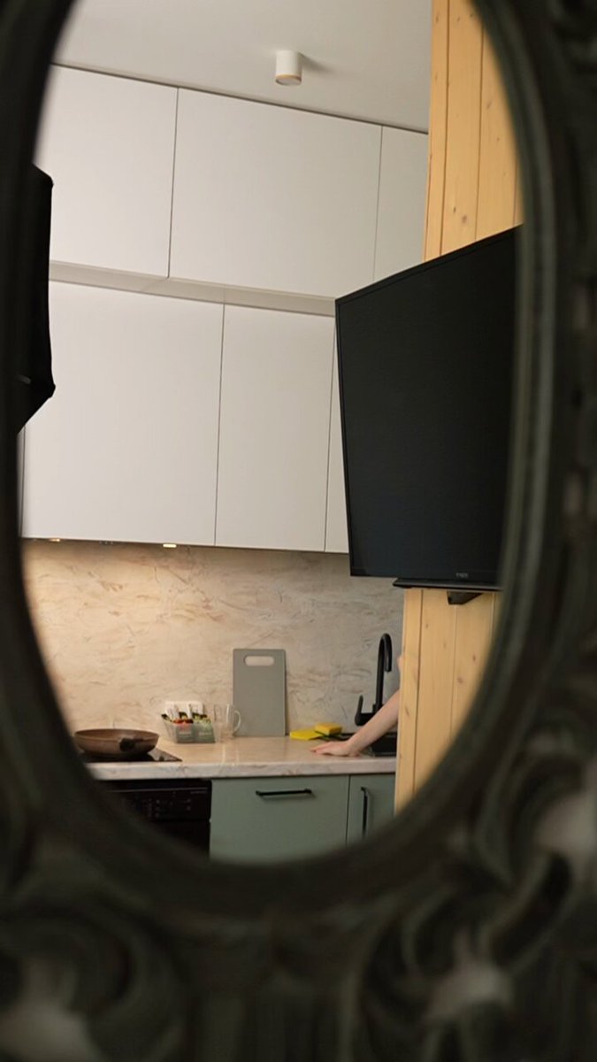 Kitchen through an oval mirror (@HaalandEar20548)