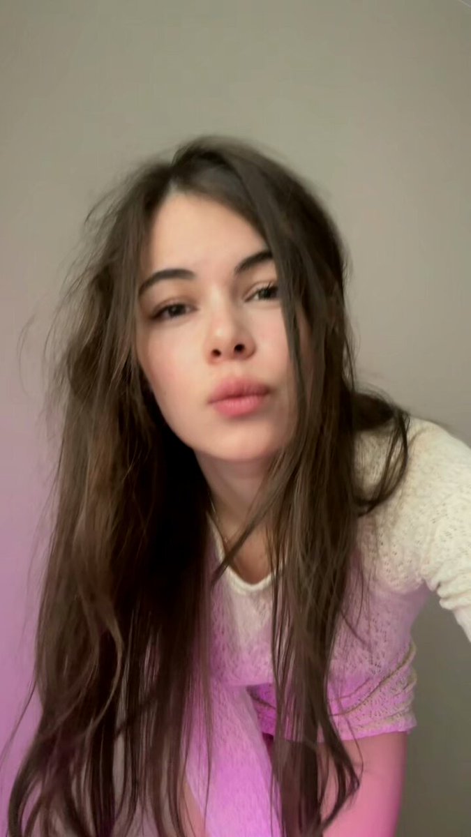 Brunette in a pink knit top (@KayceeD58817)