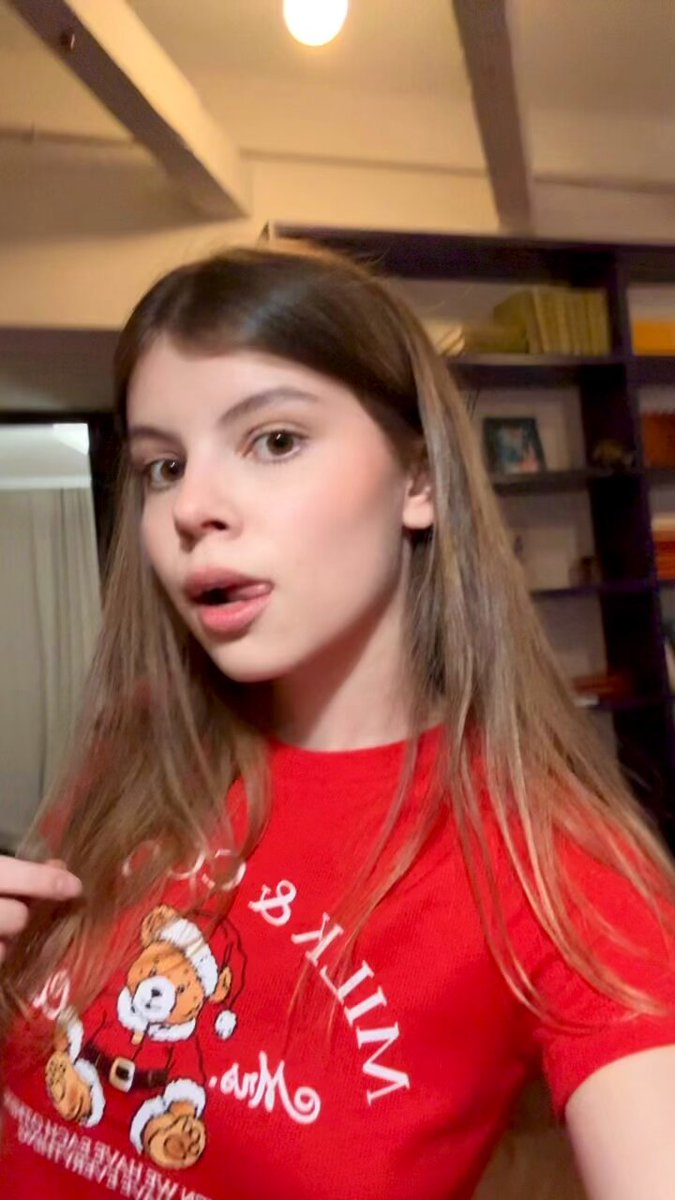 Brunette in a red teddy-bear Christmas tee (@HaalandEar20548)