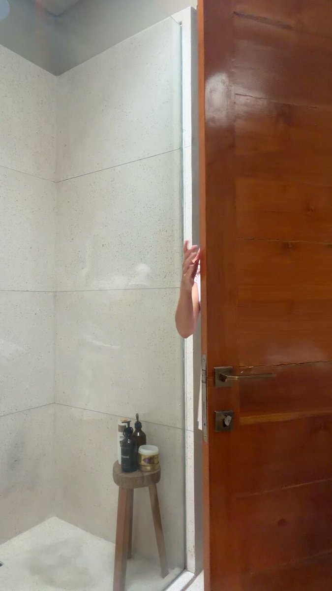 Hand peeking from behind a wooden bathroom door (@Frentiklewar)