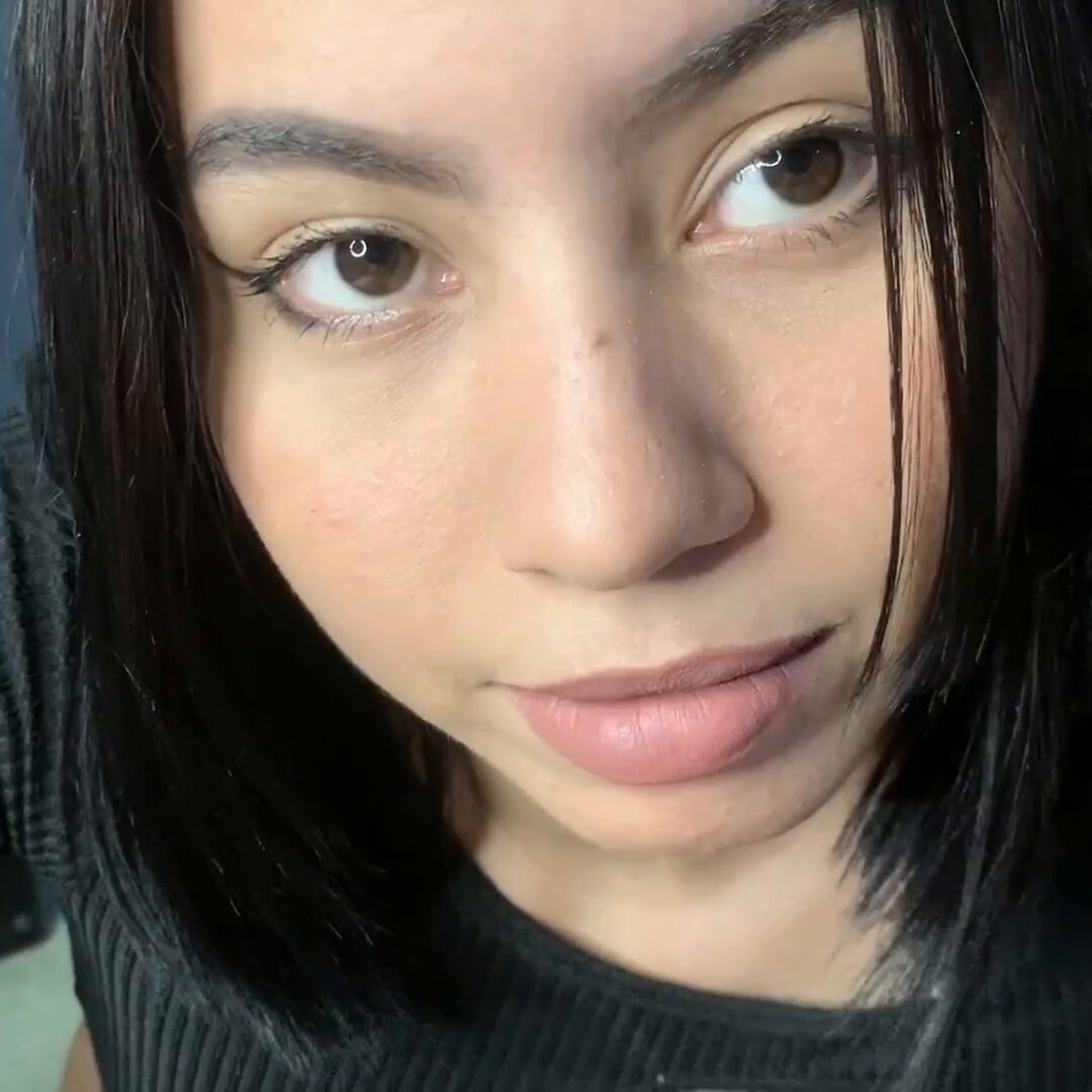 Brunette in a black ribbed top (@magicalldeup)