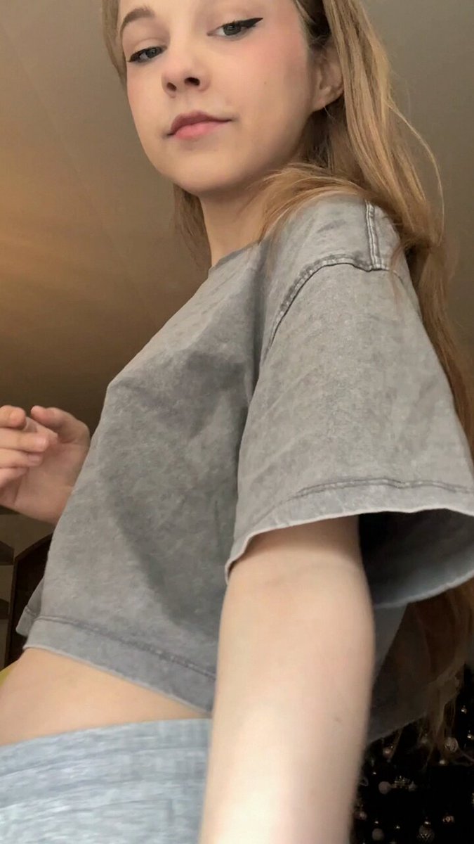 Blonde in a gray cropped tee and gray bottoms (@aulialuthfii)