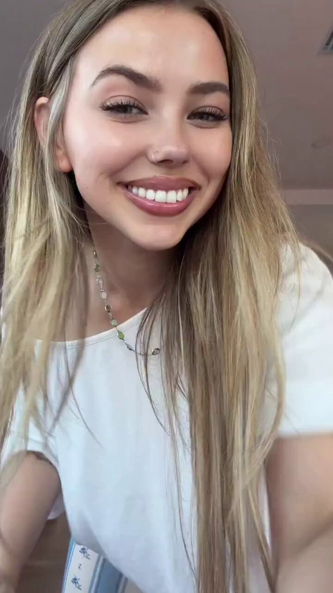 Blonde in a white tee and gold disc necklace (@JvNaik2013)