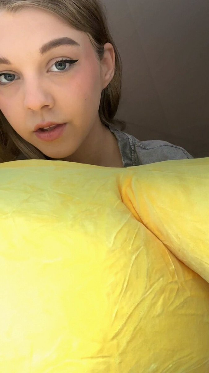 Blonde with winged liner holding a yellow blanket (@balokuas)