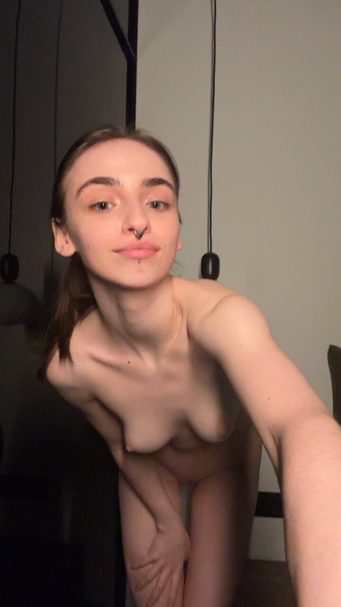 Nude brunette with a septum piercing taking a selfie (@MeteMutu2ilh)