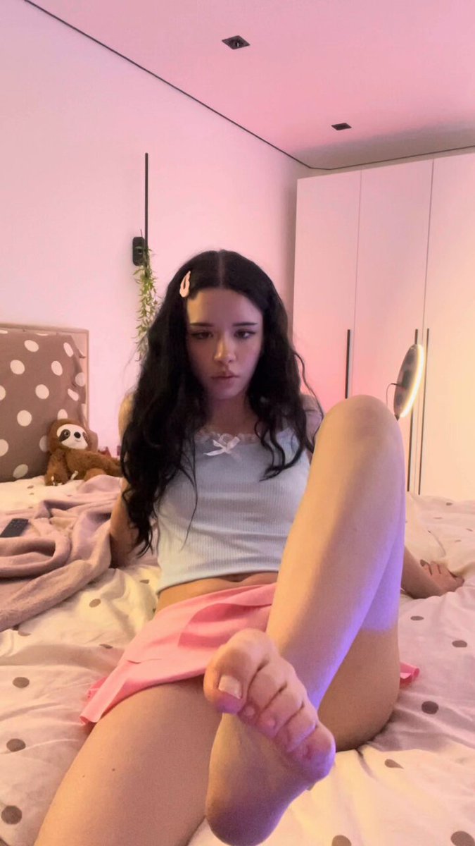 Brunette in a mint crop and pink skirt on a polka-dot bed (@LeeMavenn)