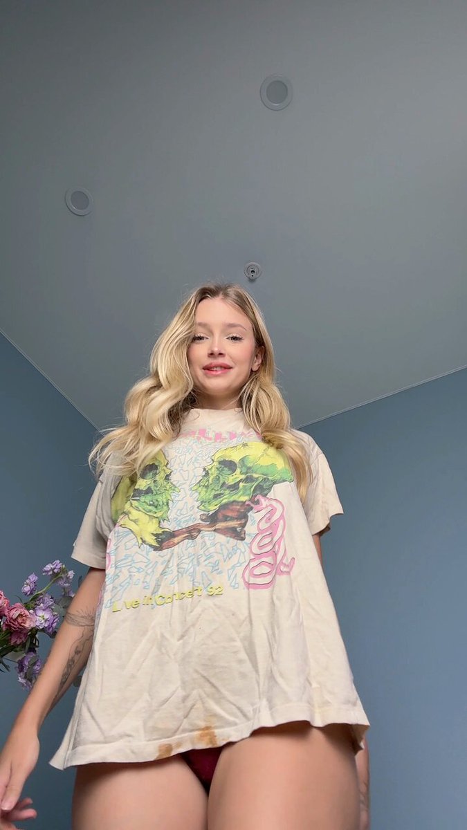 Blonde in an oversized skull concert tee (@Vladimirsrze)