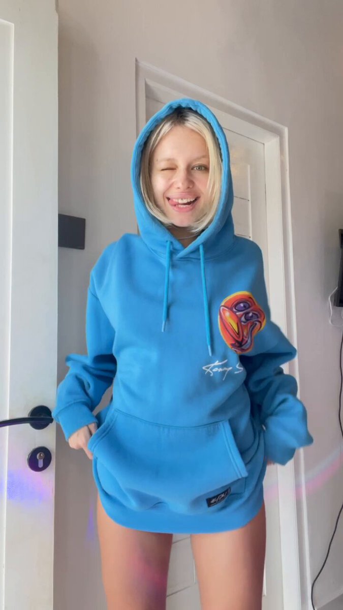 Nude blonde with a blue shirt over her head (@GMONEYPLsknh)