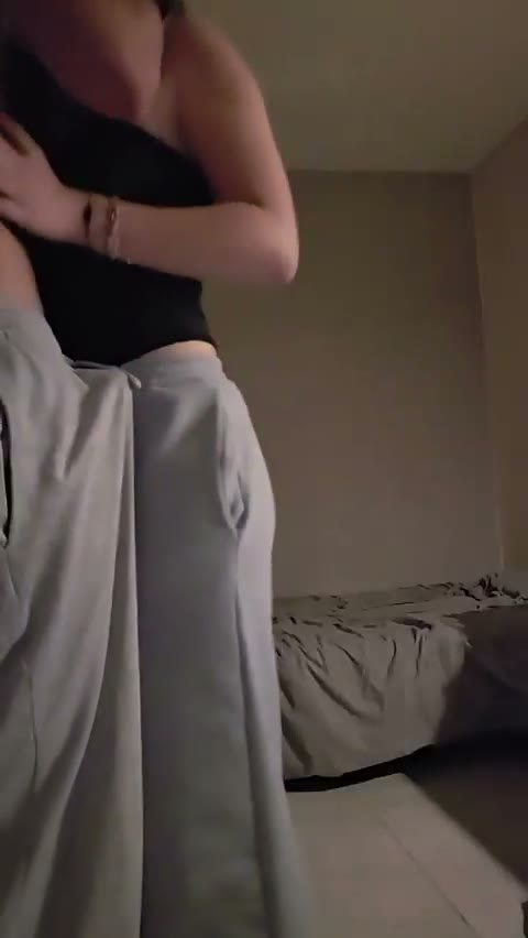 Brunette in a black top and grey sweats (@Praviitclips)